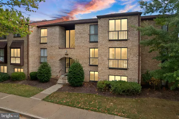 Reston, VA 20191,2042 ROYAL FERN CT #1B