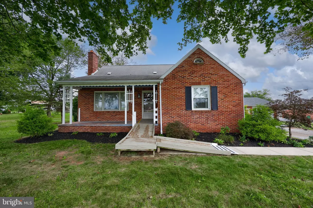 York, PA 17404,720 SINKING SPRINGS LN