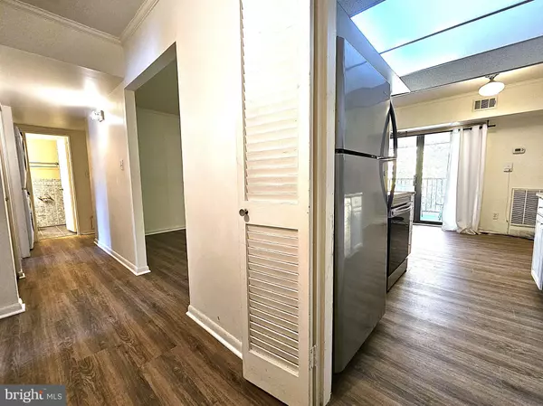 Reston, VA 20191,2239 CASTLE ROCK SQ #21C