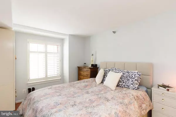 Arlington, VA 22201,2400 CLARENDON BLVD #906