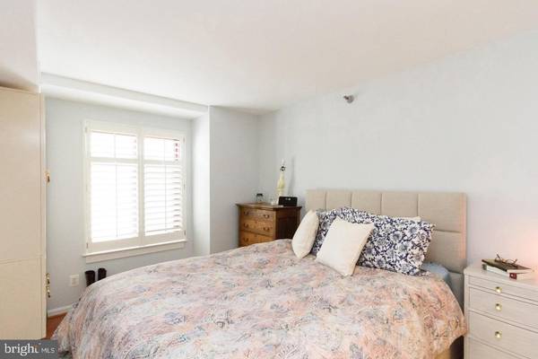 Arlington, VA 22201,2400 CLARENDON BLVD #906