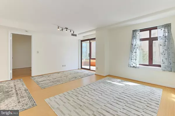 Arlington, VA 22201,2400 CLARENDON BLVD #406