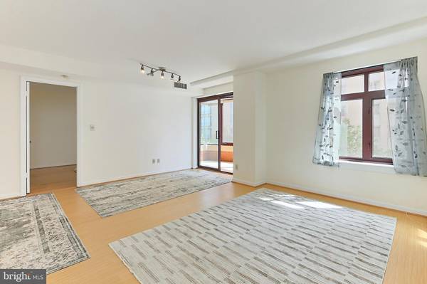 Arlington, VA 22201,2400 CLARENDON BLVD #406