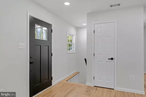 Woodbridge, VA 22193,14212 FALLBROOK LN