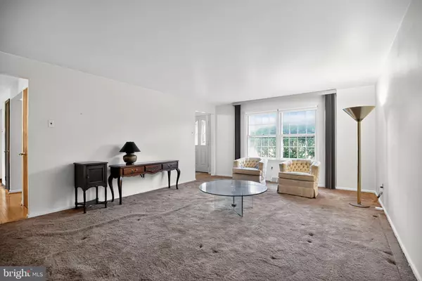 Feasterville Trevose, PA 19053,722 AUTUMN DR