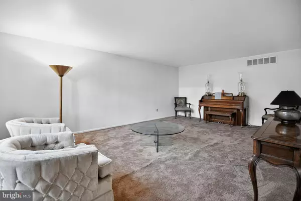 Feasterville Trevose, PA 19053,722 AUTUMN DR