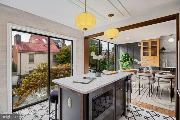 Philadelphia, PA 19106,242 LOCUST ST