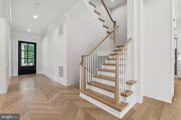 Bethesda, MD 20814,7004 CLARENDON RD