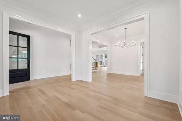 Bethesda, MD 20814,7004 CLARENDON RD