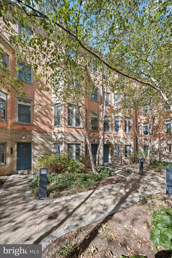 Arlington, VA 22201,2227 12TH CT N