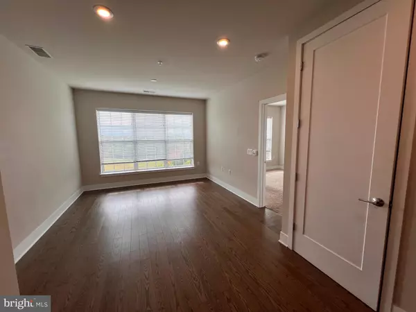 Gaithersburg, MD 20878,502 DIAMONDBACK DR #402