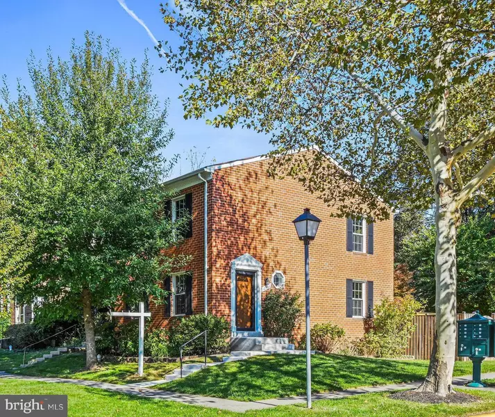 10360 GRANITE CREEK LN, Oakton, VA 22124