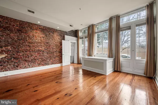 Philadelphia, PA 19106,38 N FRONT ST #1F