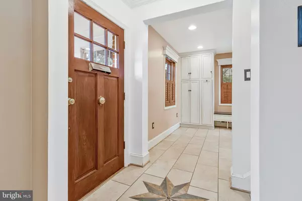 Arlington, VA 22205,5701 18TH RD N
