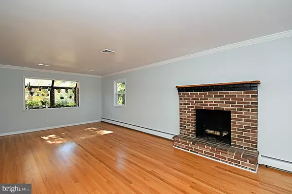 Harleysville, PA 19438,838 STORE RD