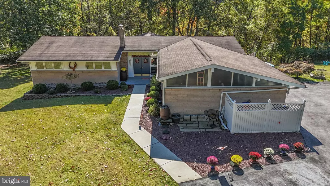 2206 POLK VALLEY RD, Hellertown, PA 18055