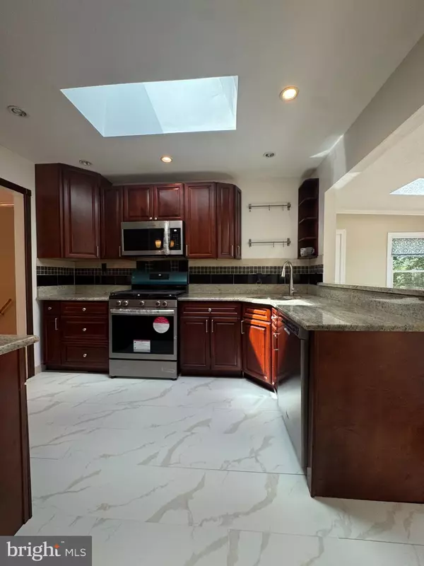 Springfield, VA 22152,8518 FAIRBURN DR