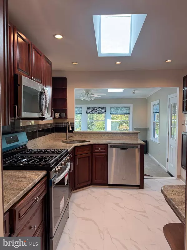 Springfield, VA 22152,8518 FAIRBURN DR