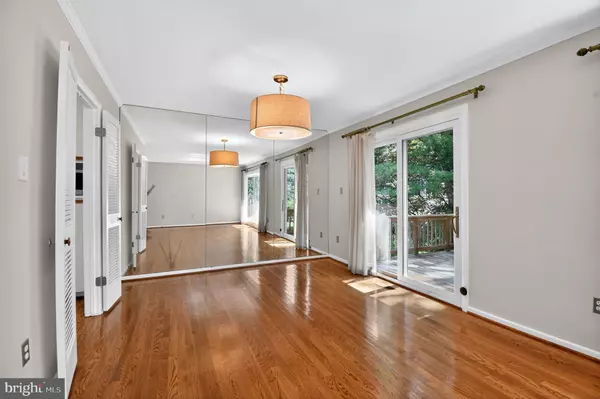 Vienna, VA 22180,8233 STONEWALL DR