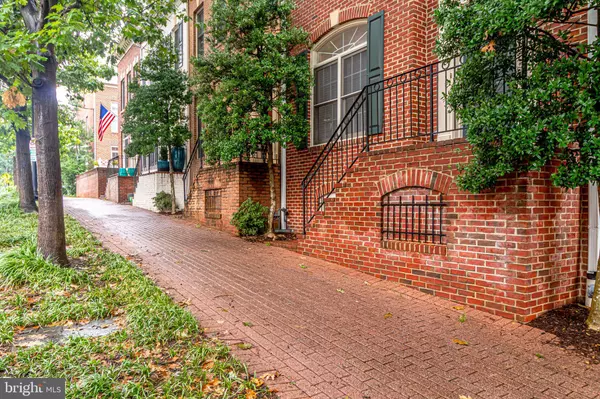 Arlington, VA 22201,1323 N BARTON ST