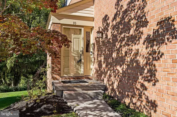 Lutherville Timonium, MD 21093,10 MERRION COURT