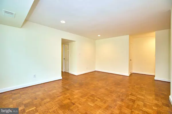 Arlington, VA 22209,1322 FORT MYER DR #914