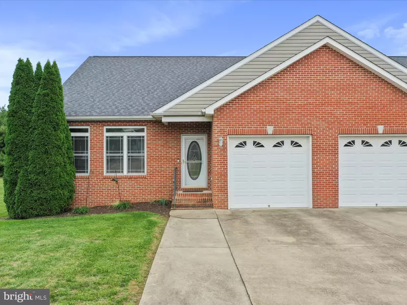 215 BROOKLINE DR, Charles Town, WV 25414