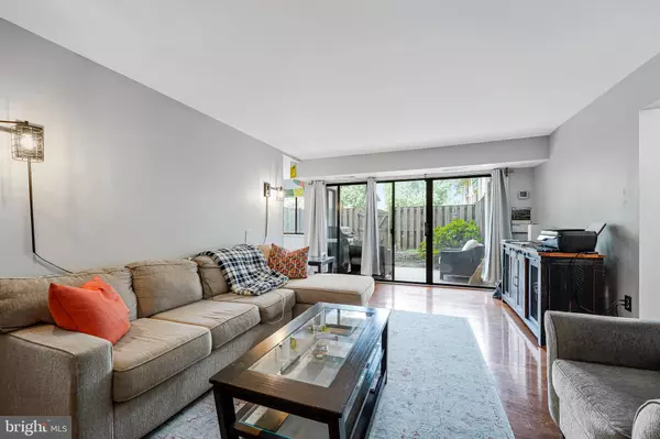 Falls Church, VA 22042,2844 DOVER LN #103