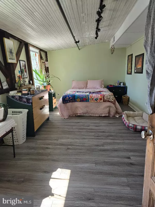 Round Hill, VA 20141,6 W LOUDOUN ST