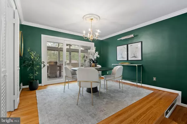 Alexandria, VA 22302,917 CRESTWOOD DR