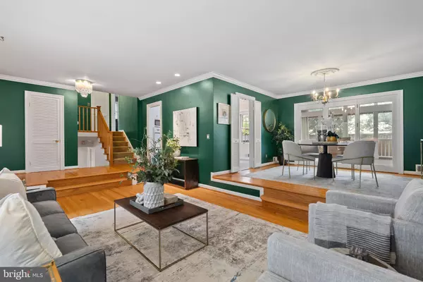 Alexandria, VA 22302,917 CRESTWOOD DR