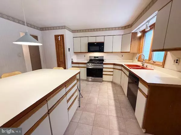 Hammonton, NJ 08037,1 TEABERRY CT