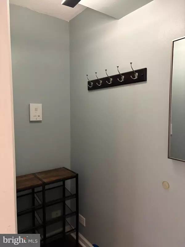 Arlington, VA 22203,206 N GEORGE MASON DR #1