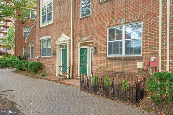 Arlington, VA 22201,2622 CLARENDON BLVD