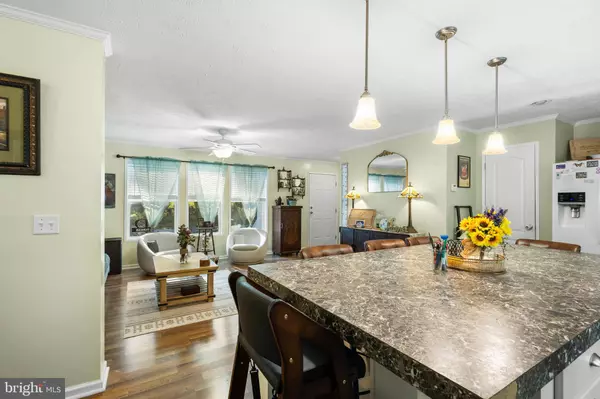 Hague, VA 22469,895 LONG POINT RD