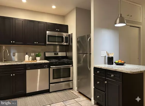 Philadelphia, PA 19106,114 N 3RD ST #2