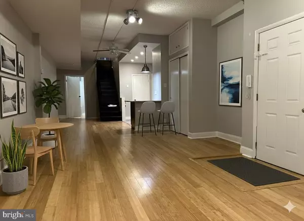 Philadelphia, PA 19106,114 N 3RD ST #2