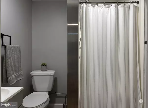 Philadelphia, PA 19106,114 N 3RD ST #2