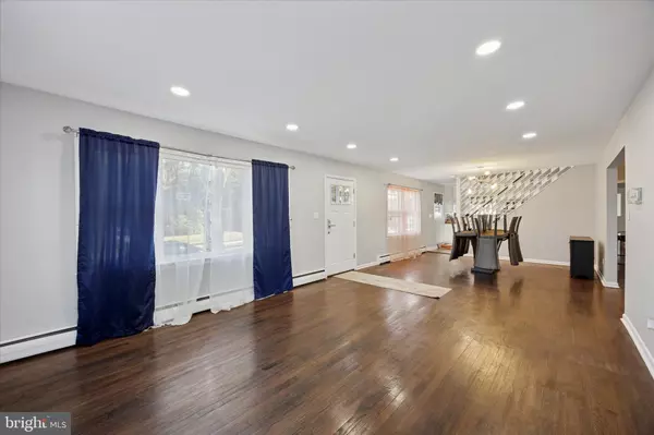 Trenton, NJ 08618,215 STACEY AVE