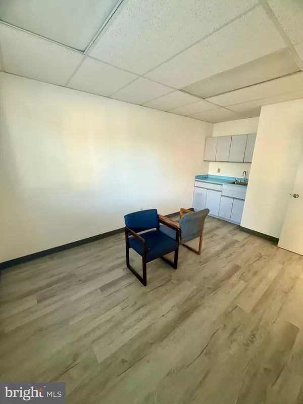 Stratford, NJ 08084,215 LAUREL RD E #101