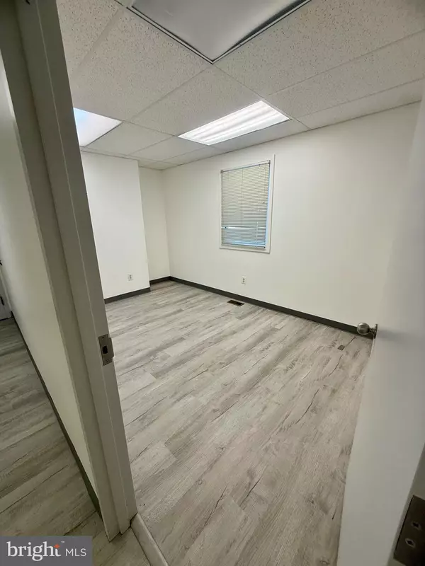 Stratford, NJ 08084,215 LAUREL RD E #101