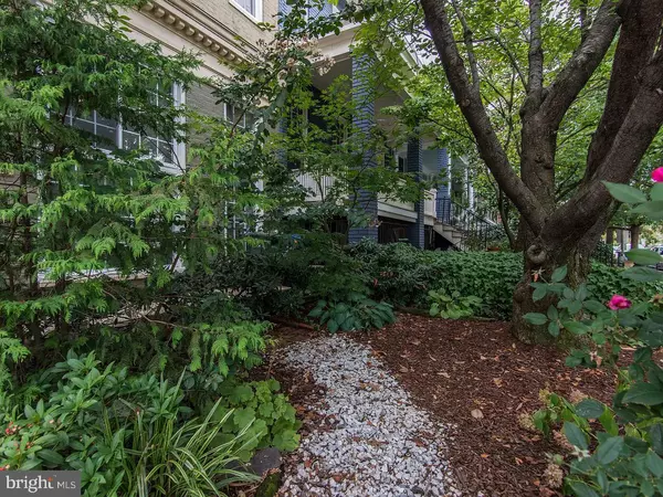 Washington, DC 20002,825 F ST NE