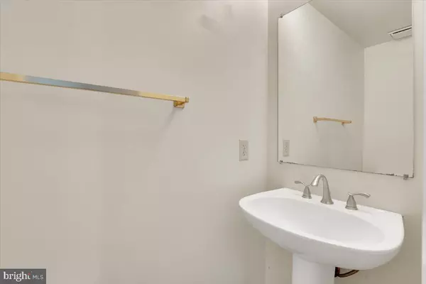 Vienna, VA 22181,2904 OAKTON CREST PL