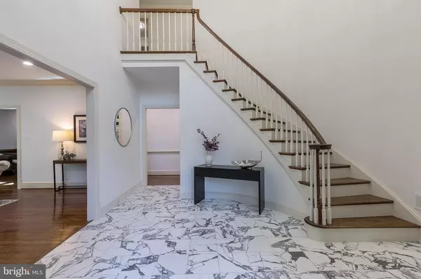 Oakton, VA 22124,2404 OAKMONT CT