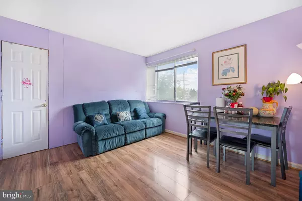 Falls Church, VA 22044,3076 PATRICK HENRY DR #202