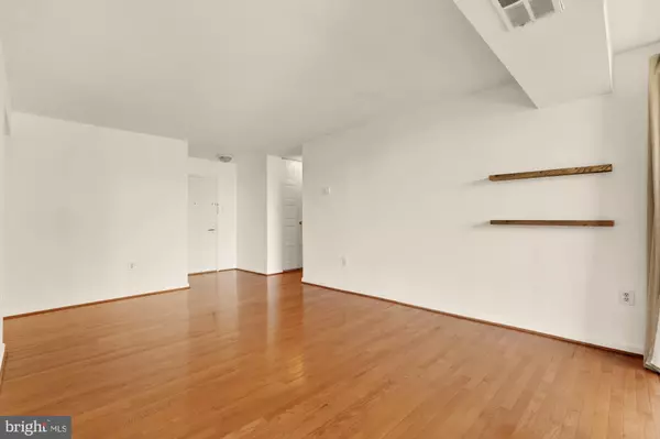 Arlington, VA 22204,4500 S FOUR MILE RUN DR #304