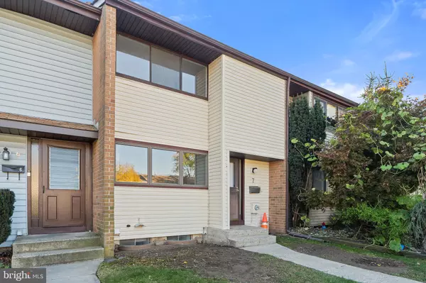 7 TWIN RIVERS DR N, East Windsor, NJ 08520