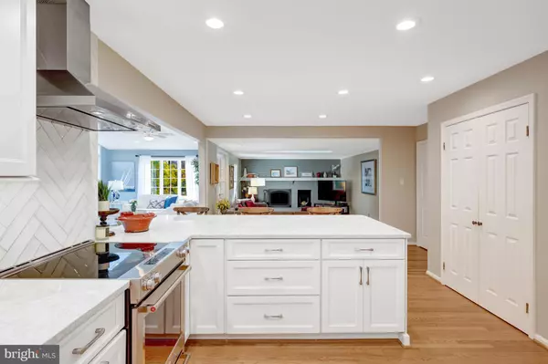 Great Falls, VA 22066,329 CLUB VIEW DR