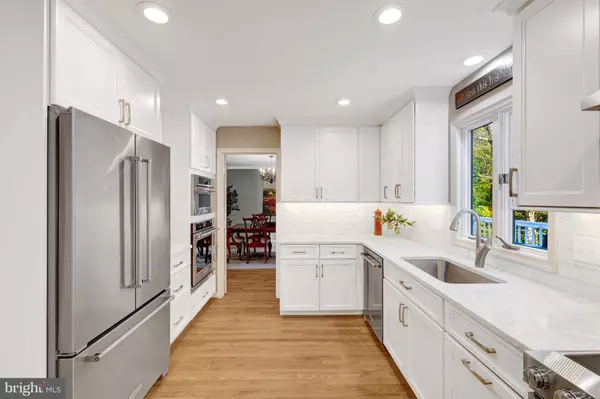 Great Falls, VA 22066,329 CLUB VIEW DR