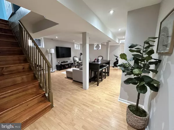 Falls Church, VA 22041,6430 MAPLEWOOD DR